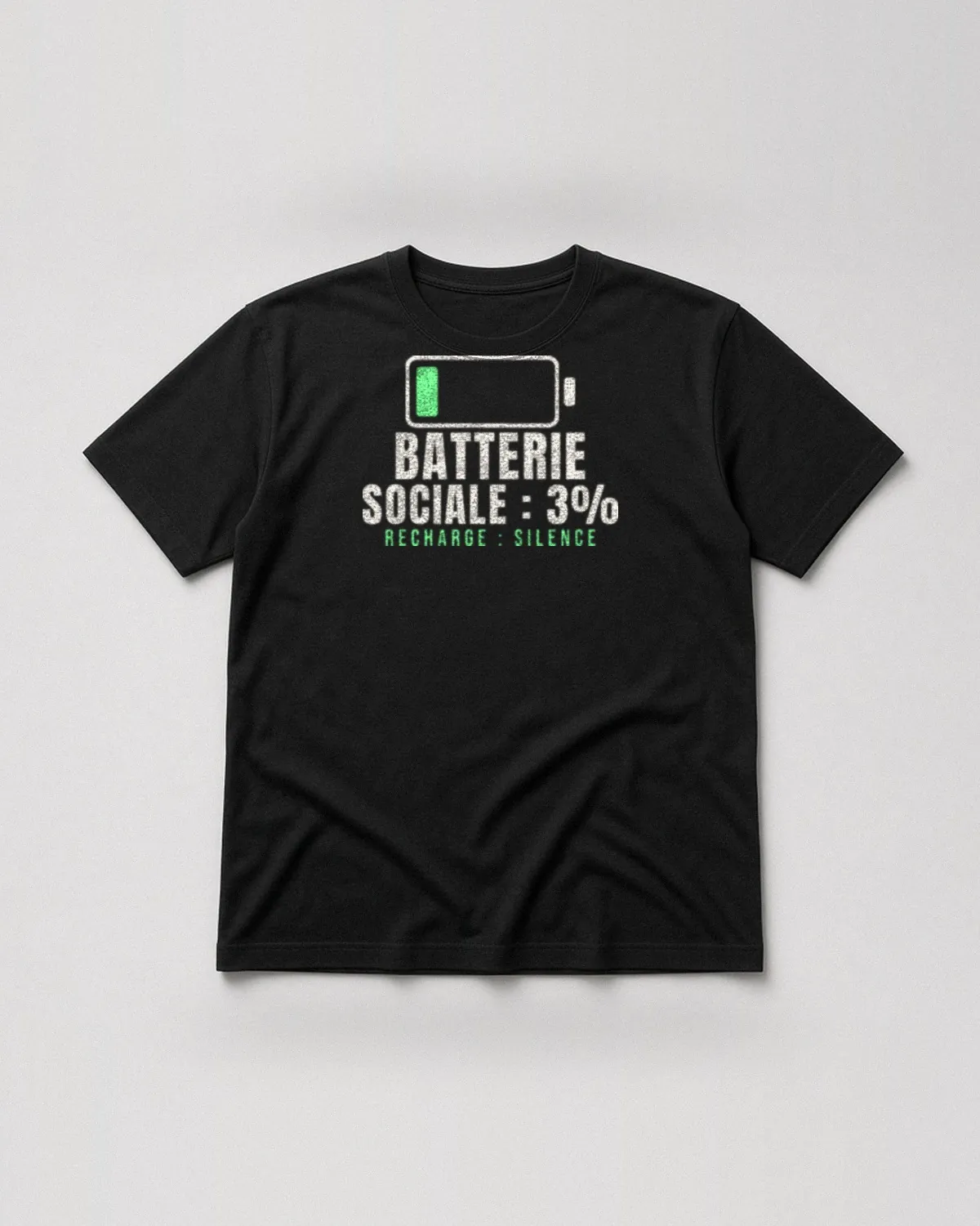 T-shirt noir avec le design « Batterie sociale : 3 % » avec une icône de batterie presque vide (vue de face, à plat)
