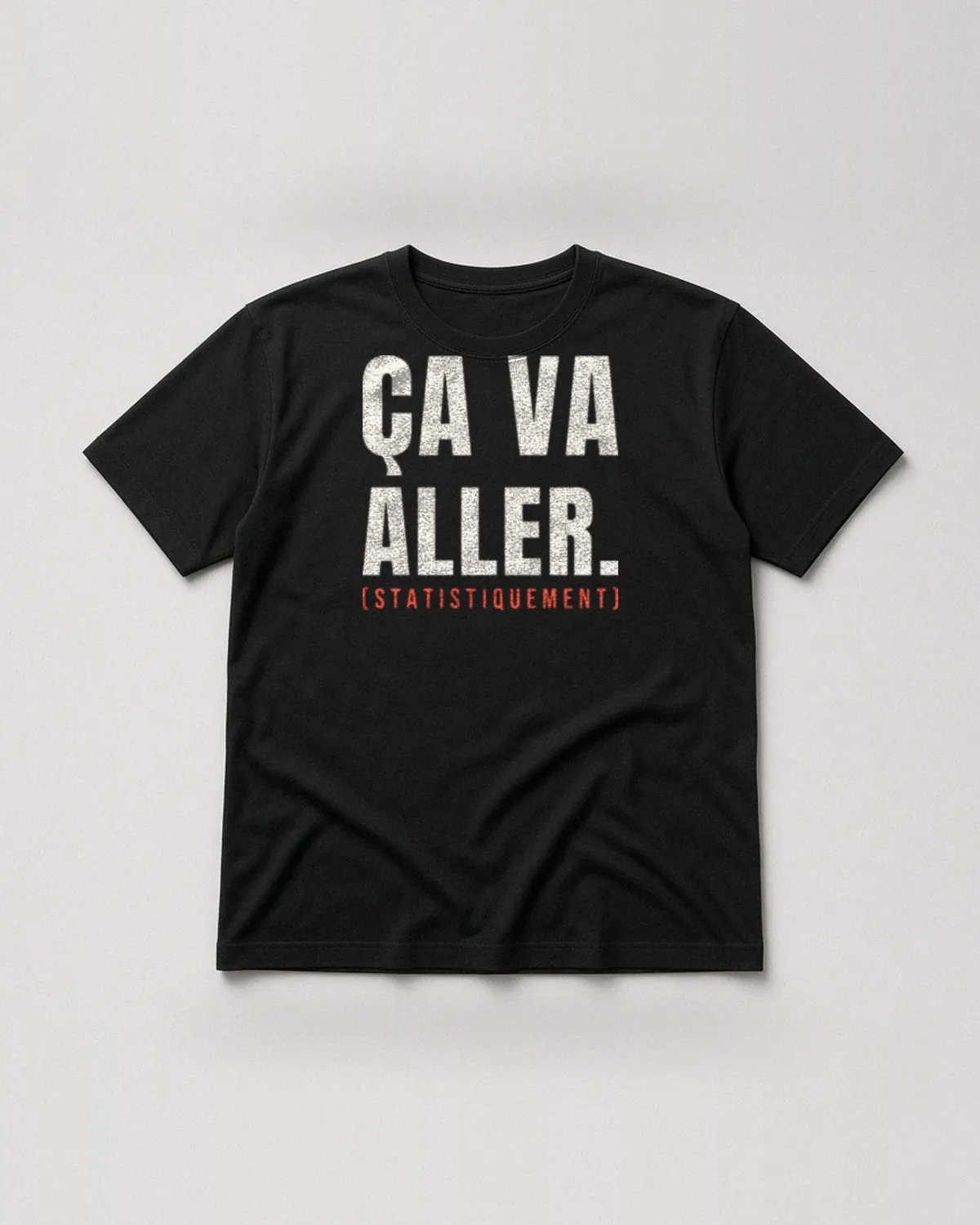 T-shirt noir avec le design « Ça va aller. (statistiquement) » en grandes lettres capitales (vue de face, à plat)
