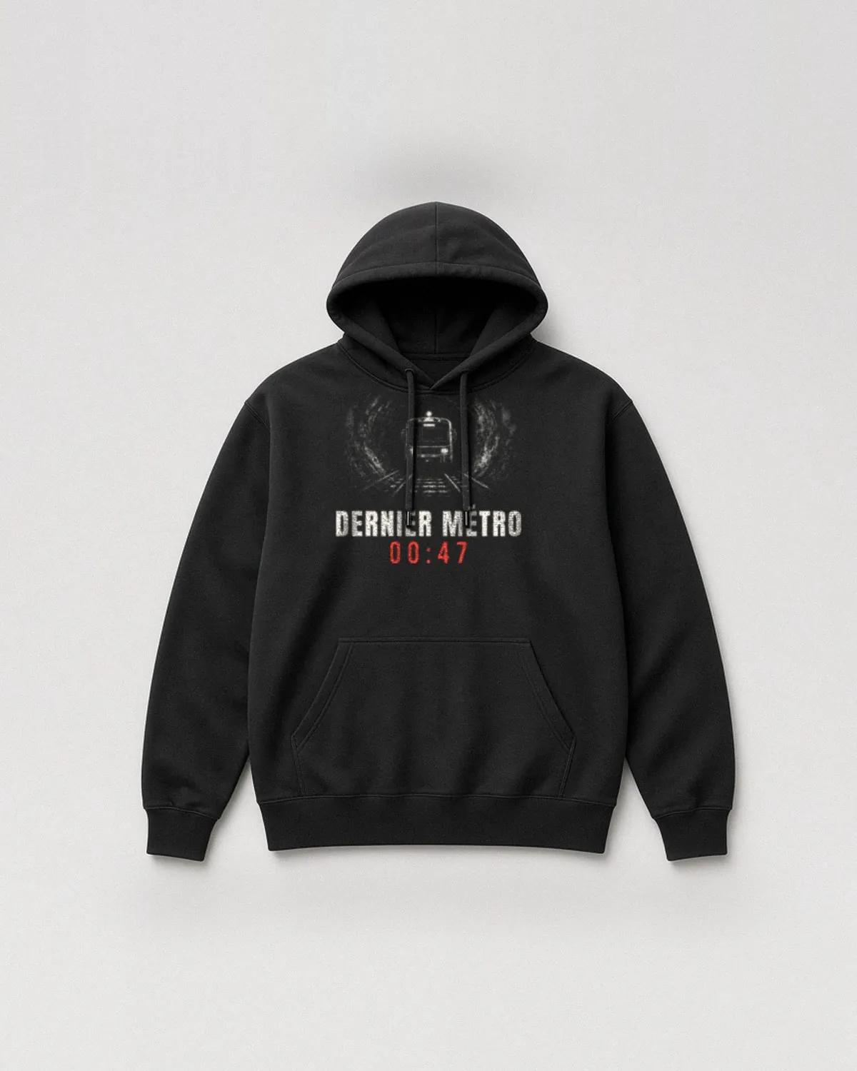 Hoodie noir avec le design « Dernier Métro 00:47 » : un train dans un tunnel, texte en capitales, heure en rouge (vue de face, à plat)
