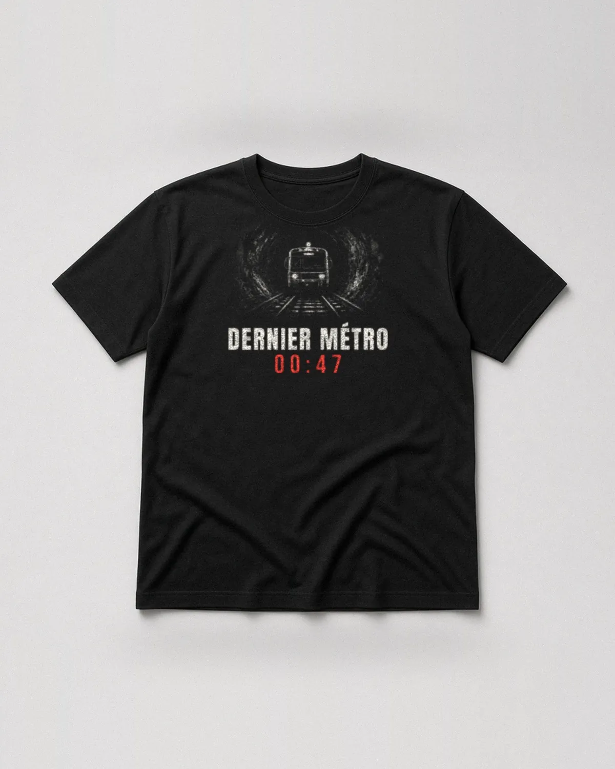 T-shirt noir avec le design « Dernier Métro 00:47 » : un train dans un tunnel, texte en capitales, heure en rouge (vue de face, à plat)