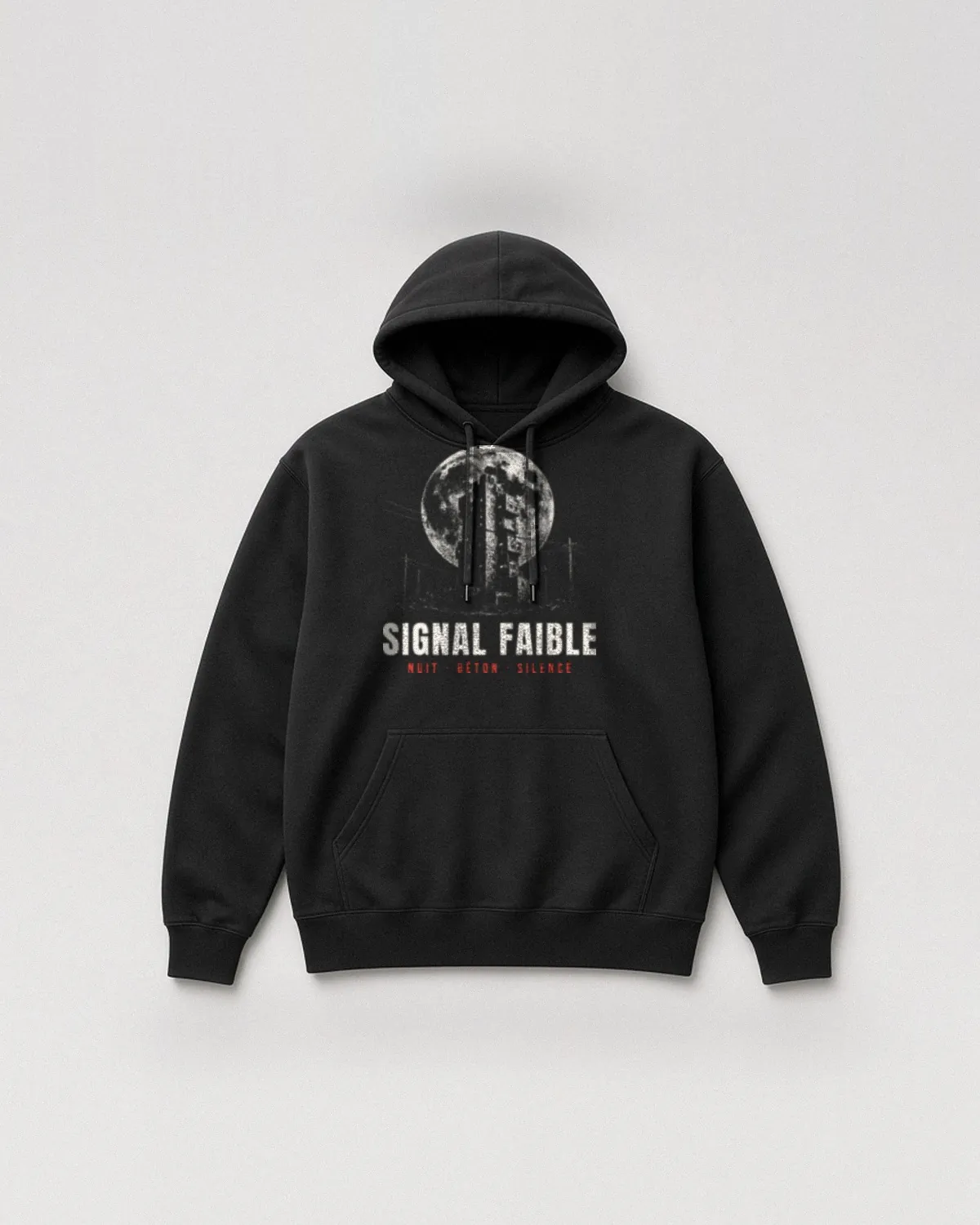 Hoodie noir avec le design « Signal Faible » : une tour en béton devant la lune, avec « Nuit · Béton · Silence » (vue de face, à plat)