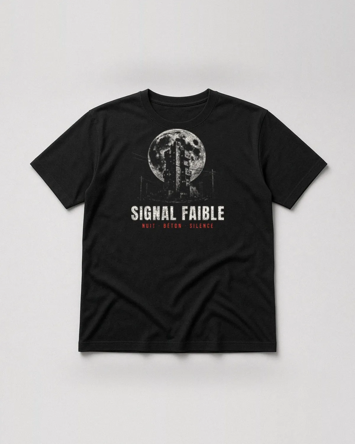 T-shirt noir avec le design « Signal Faible » : une tour en béton devant la lune, avec « Nuit · Béton · Silence » (vue de face, à plat)